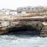 Decidiamo di proseguire a piedi sulla costa, sullo sfondo della quale inizia a profilarsi la silhouette del borgo abitato. Ad attrarre subito la nostra attenzione � la �grotta Verde�, una cavit� celata in fondo a una parete...